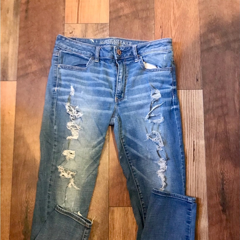 American Eagle Skinny Jeans w Distressed Details a lot of stretch!